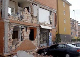 Crollo di elementi di tamponamento a seguito del terremoto de L'Aquila del 2009